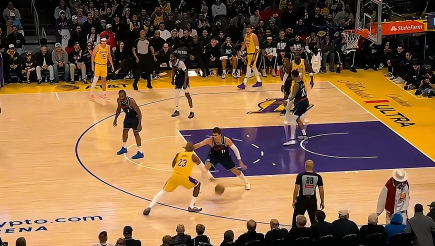 詹皇发威！詹姆斯两分钟连送助攻再拿7分 接管湖人反超并打停快船