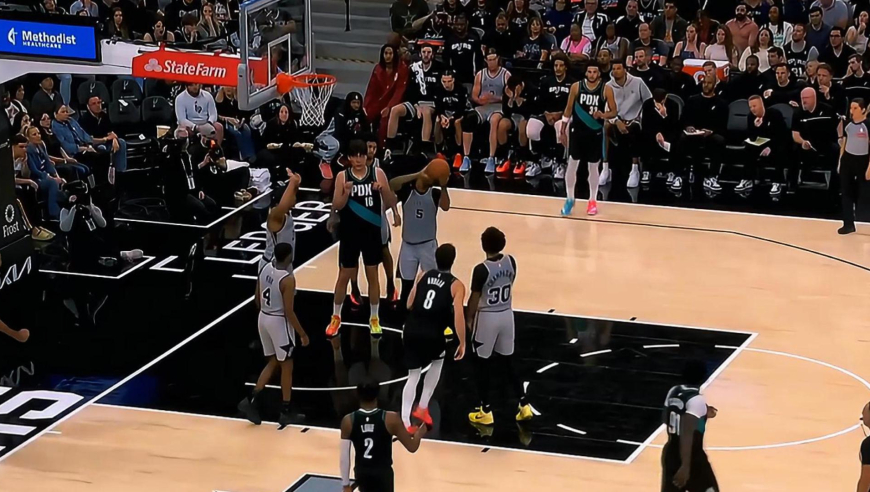 爆发！开拓者面对马刺末节前后轰出12-0攻击波 杨瀚森防守端立功