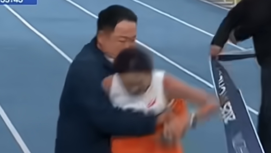 胸口被男教练碰触！女选手怒斥：对方从未道歉，已住院+担心被逼退役