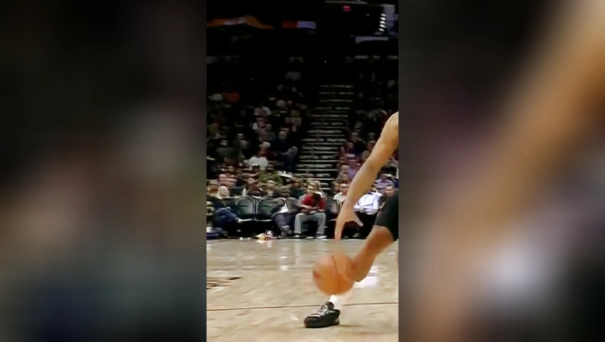 包揽球队进攻火力！狄龙手感爆发里突外投半场独揽24分