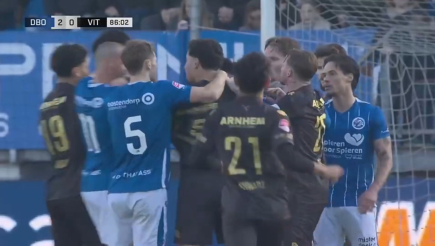 名场面！中国留洋小将荷乙1人造6黄，被对手揪衣服众队友为其出头