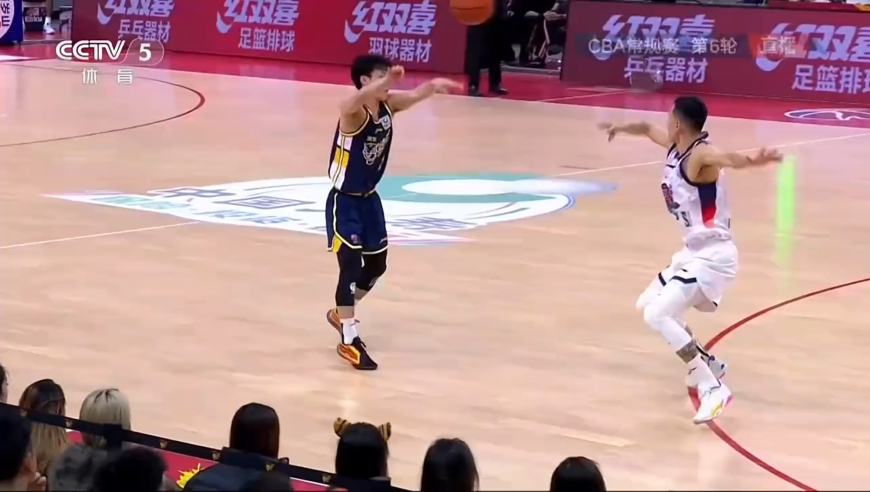 杜锋看的直挥拳庆祝！徐杰连送助攻广东队连进三分打停山东队