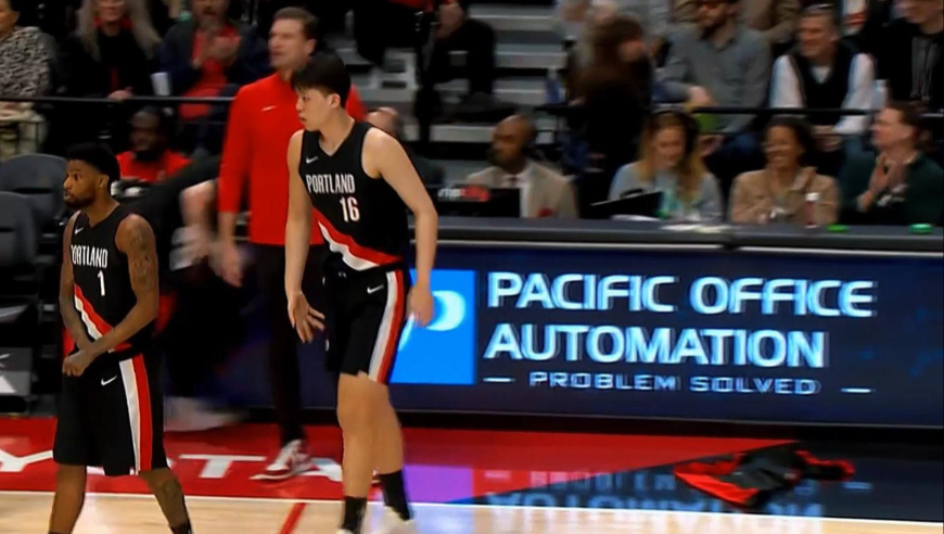 期待一整场了！杨瀚森末节登场迎接观众热烈欢呼 登场就罚球开张