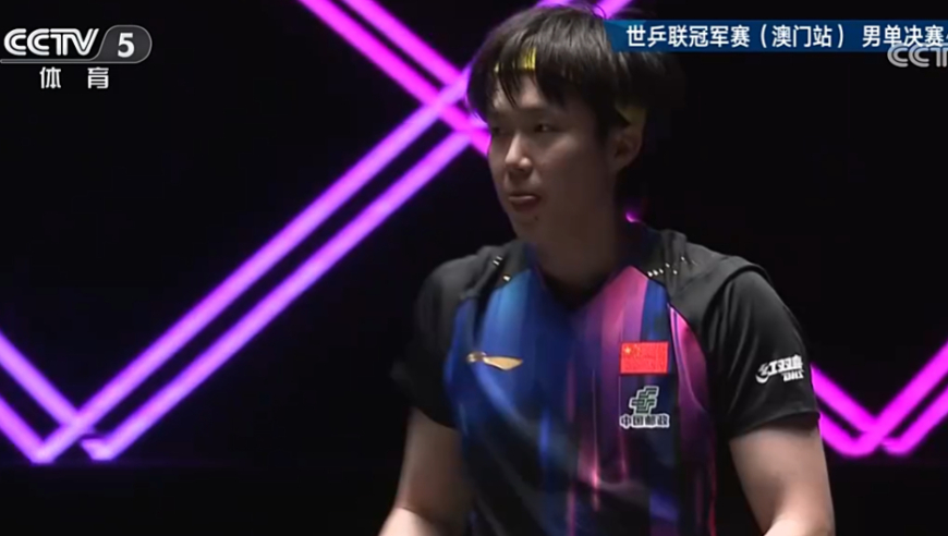 王楚钦4-0雨果夺冠独守半区成功！林诗栋看台吐舌显尴尬 王皓握拳庆祝