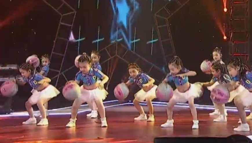 林琳太飒了！现场秀篮球王表演，花式控球帅到犯规