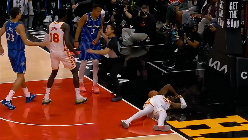 废人动作！魔术贝恩拉拽恶犯老鹰奥孔古后还用球砸人直接被驱逐