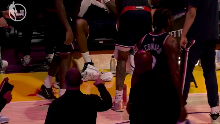 小卡疑似与泰伦卢口角！决胜5分钟因伤被换下场 空砍31+5显悲凉