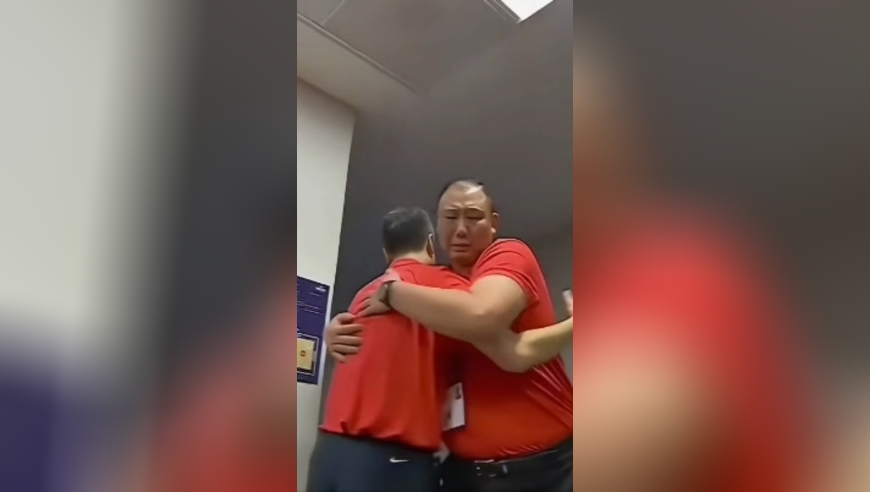 中国男篮闯入亚洲杯决赛后的更衣室，郭士强拥抱助理教练王晗