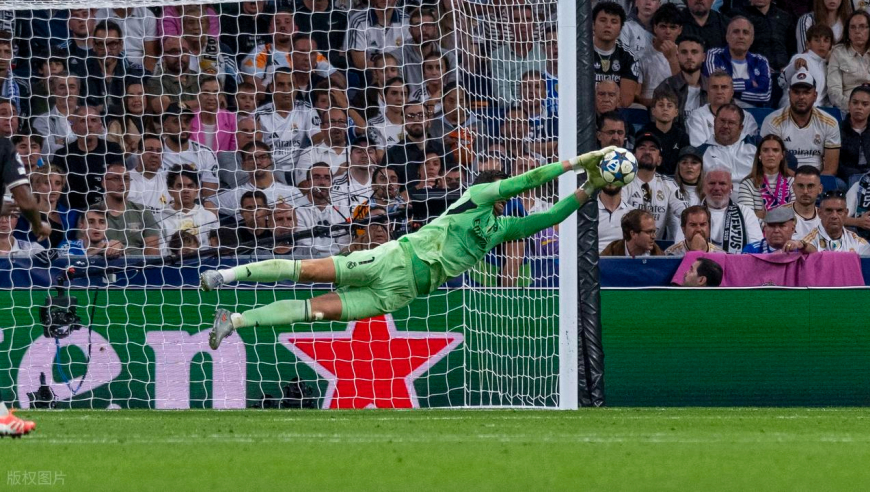 军训库尔图瓦！利物浦悍将暴力远射，再度被皇马门神飞身扑出