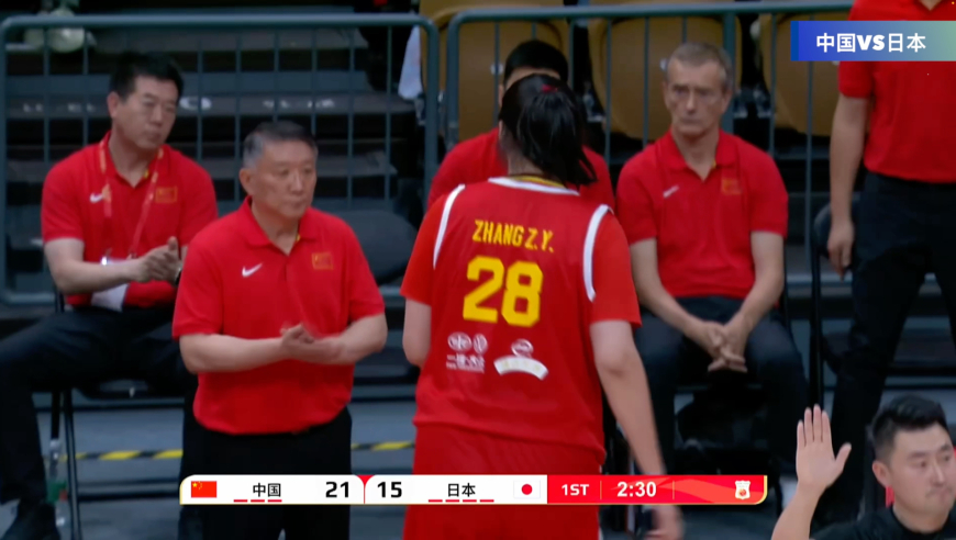 张子宇头上摘篮板如大人打小孩 下场后宫指导立马开小灶