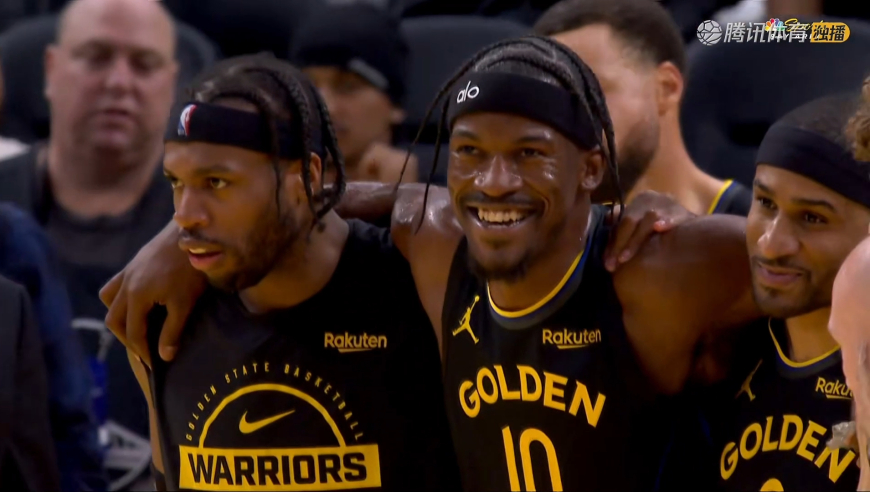 噩耗！巴特勒膝盖疑似重伤 躺在地上惨叫连连 被搀扶出场时面带微笑