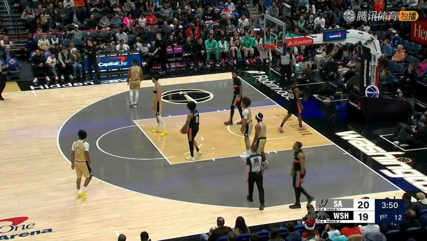 一柱擎天！文班亚马突破撞翻对手 直接双手凶残暴扣技惊四座