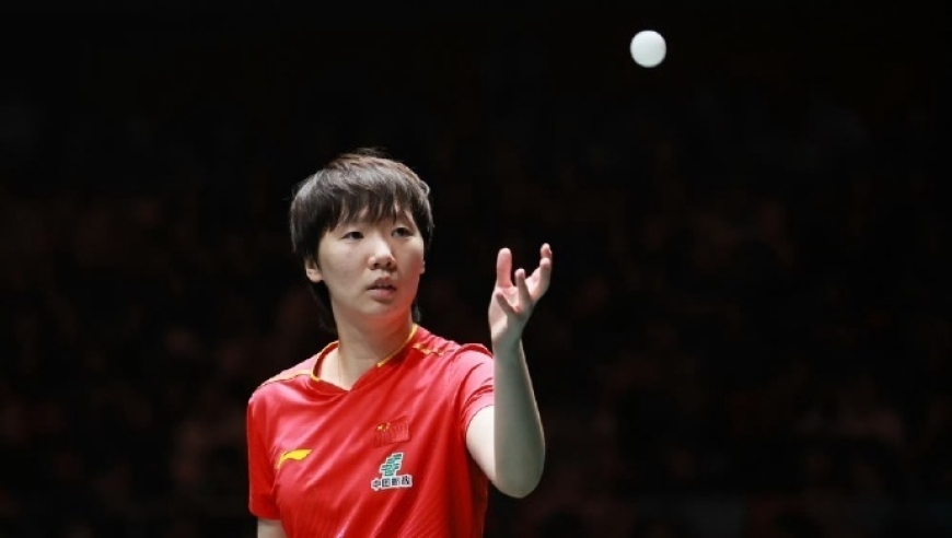 笑喷！王曼昱赛后穿错了梁靖崑的裤子，反应过来和蒯曼放声大笑