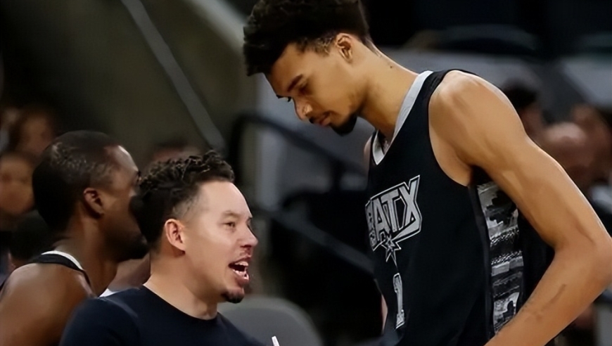 三杀雷霆，拯救不良少年，主教练米奇正带领马刺重返冠军行列！