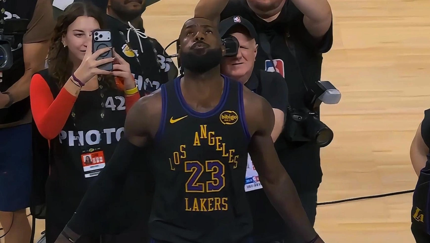 第23个赛季！詹姆斯本赛季首秀抛洒镁粉+与对手击掌正式亮相