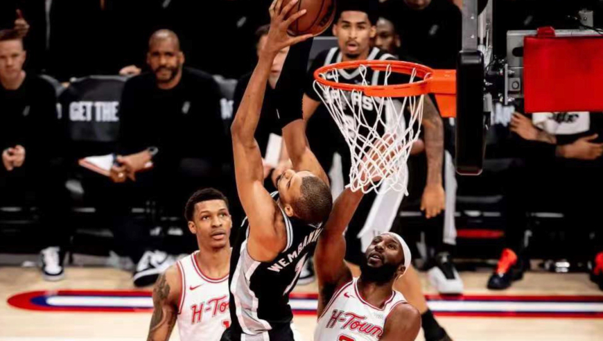 Top时刻 | 29日十佳球：东皇连线暴扣 文班亚马炸裂背扣