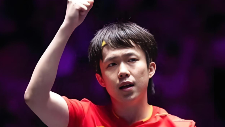 王楚钦大巴倒头睡，戴发带自嘲防汗耍帅，梗王天花板实锤