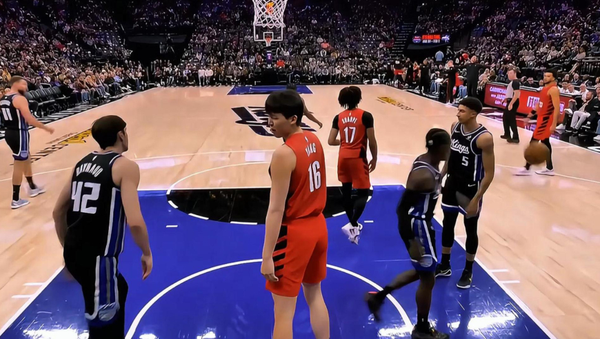 完全迷失！杨瀚森第三节登场就进攻犯规 随后被隔扣+走步+三分打铁