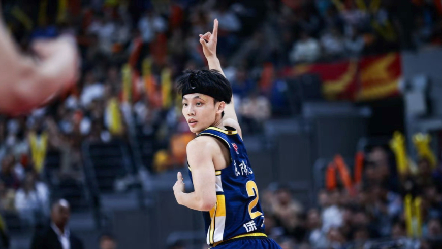 广东深圳最后时刻：萨林杰关键4分 徐杰打板抛投一剑封喉