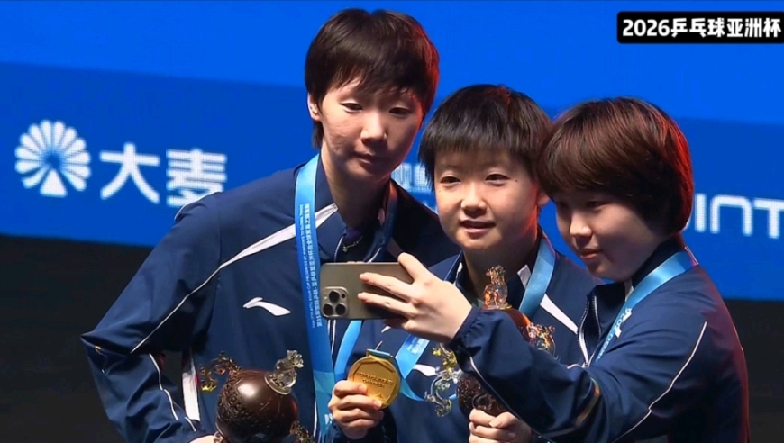 颁奖仪式：王曼昱合影主动让c位给孙颖莎，莎莎退场再次走错路