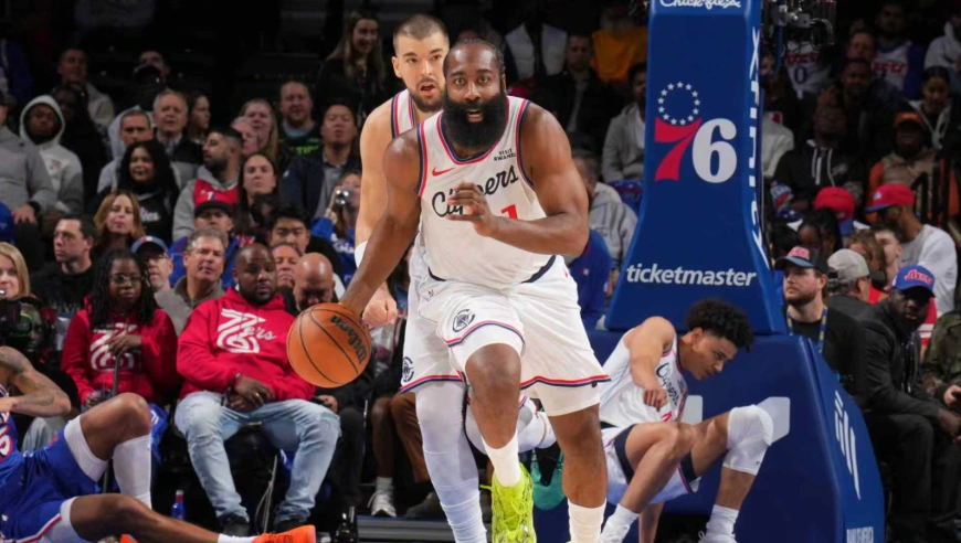 冤！慢镜回看哈登绝杀一攻 三分被打手裁判却没有吹马克西拥抱大哥