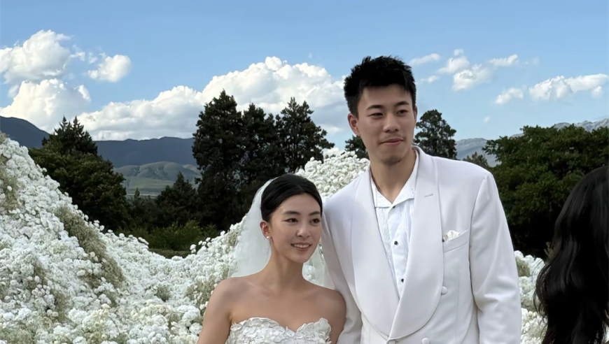 恭喜！26岁张镇麟丽江大婚：妻子高挑美丽，郭士强郭艾伦出席道贺