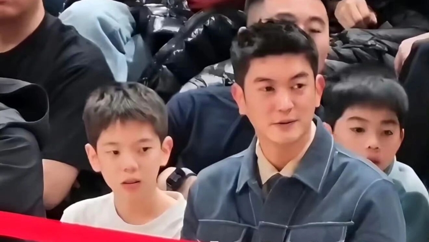 12岁嗯哼长大了！陪杜江看球，身高近170，萌娃变成清爽少年