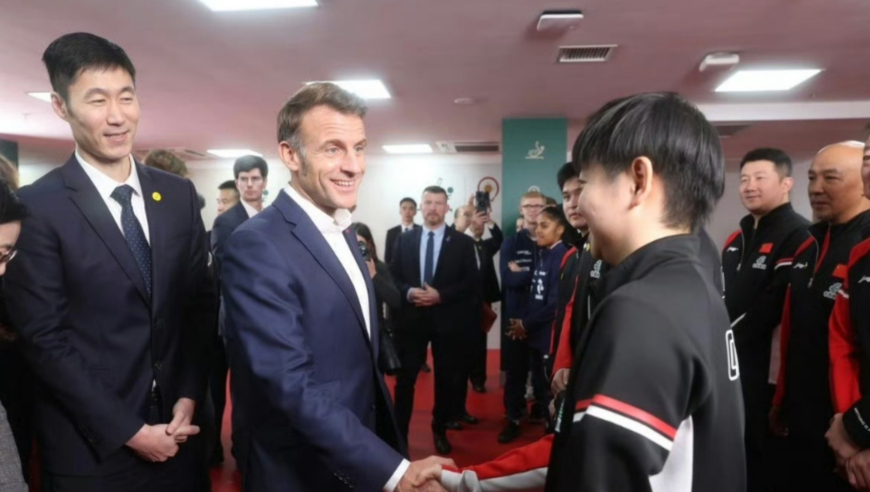 马克龙用中文喊莎莎好温柔，总统秒变迷弟引爆笑：就要莎莎发球