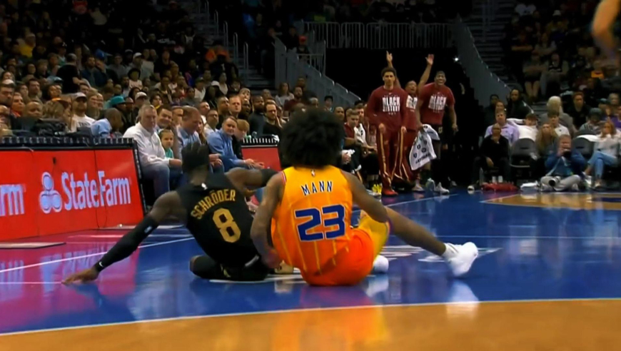 夺回领先！施罗德连续抢断+罚球得分 米切尔空中折叠上篮助骑士反超