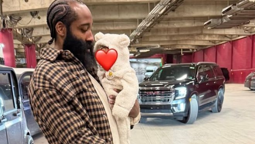 太幸福了！哈登女友晒带孩子在骑士主场看球照 登哥抱女儿超有爱