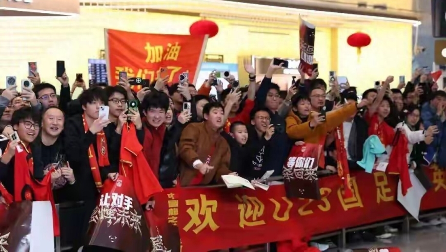 U23国足凯旋！机场人山人海，李昊接受采访！70多岁球迷成亮点