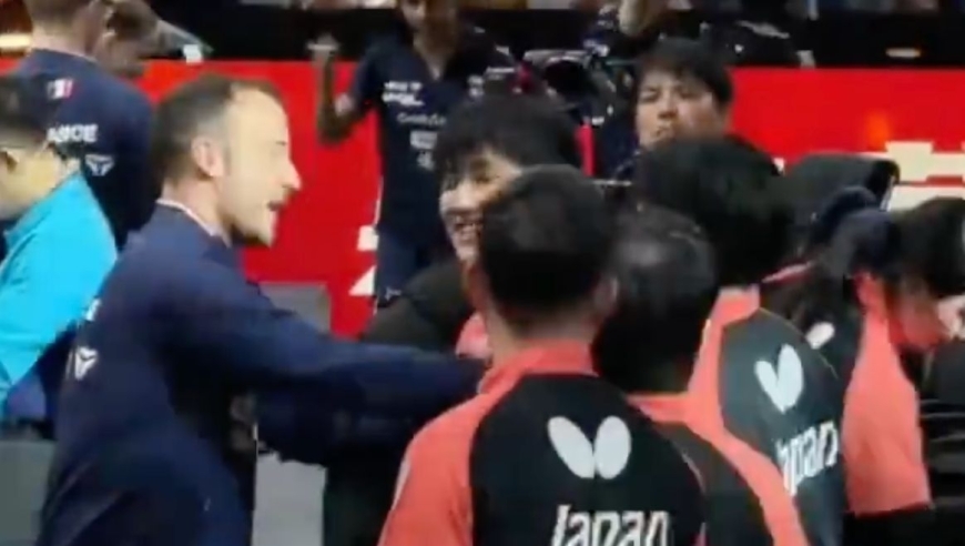 张本智和连输6局后崩溃！对手主动摸头安慰：看他那样真让人心疼