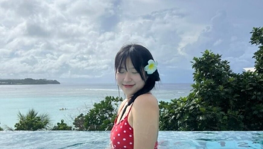 明媚动人，韩国选手申裕斌晒海边度假照片