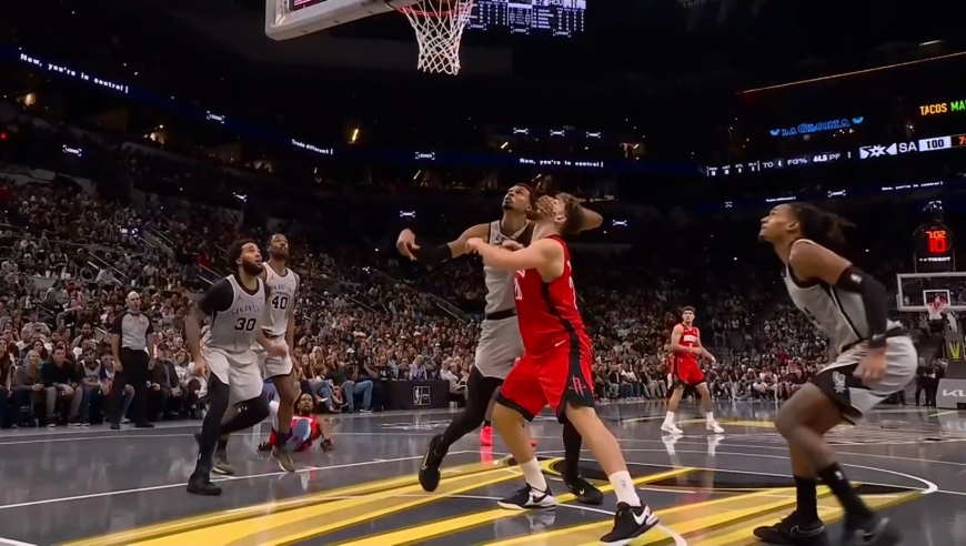 打人不打脸！文班巴掌捂脸放倒申京被吹一级恶意 马刺观众大喊假摔