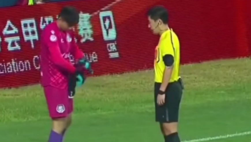 门将故意拖延时间，裁判出示黄牌：&ldquo;你玩我？孩子，好好踢球！&rdquo;