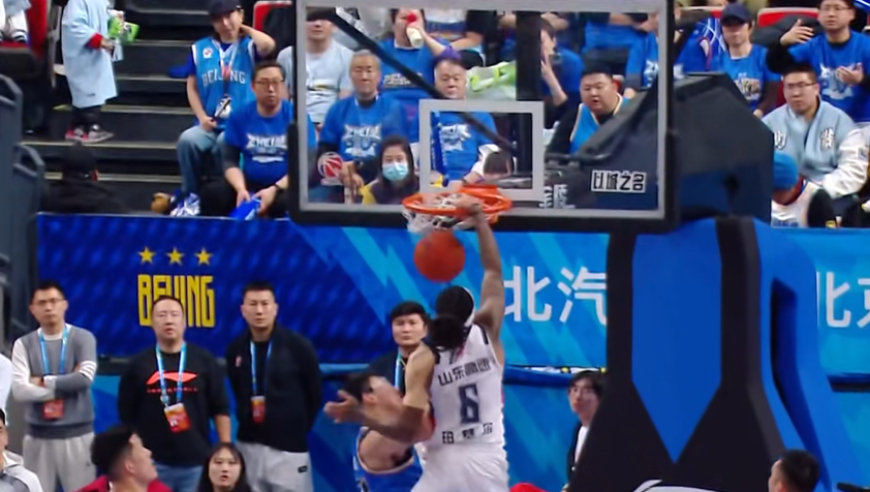太硬了！山东男篮绝杀北京，珀赛尔隔扣周琦又绝杀，新星也发威