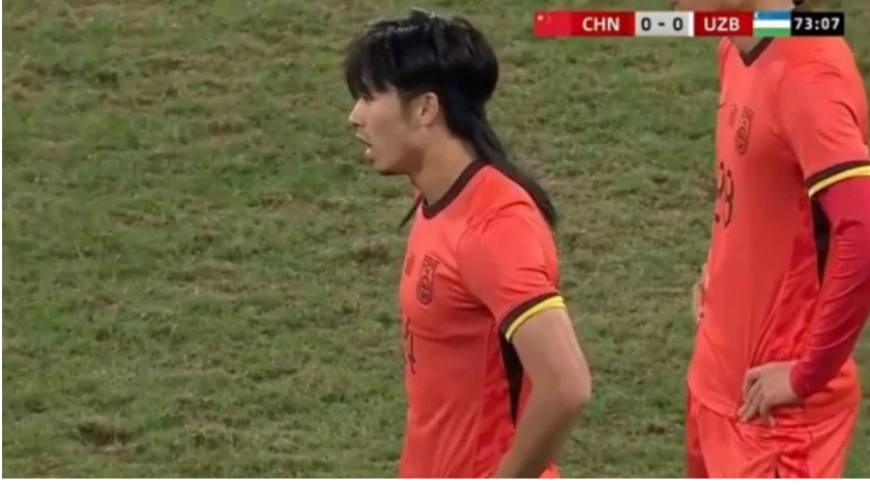 汪士钦丢脸丢到国外，遭韩国球迷嘲讽：发型搞笑，适合演少林足球