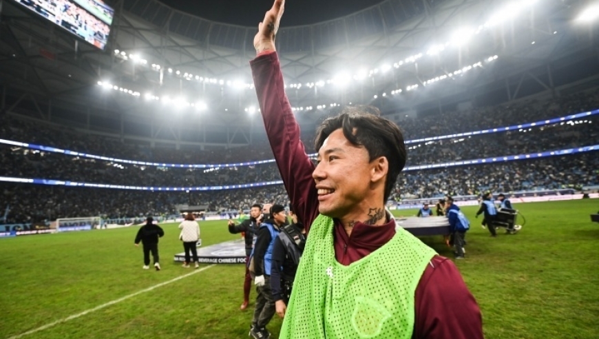 那个被叫作“张莫斯”的少年，终于带着满身伤痛，走向中国足球最大的荣光！