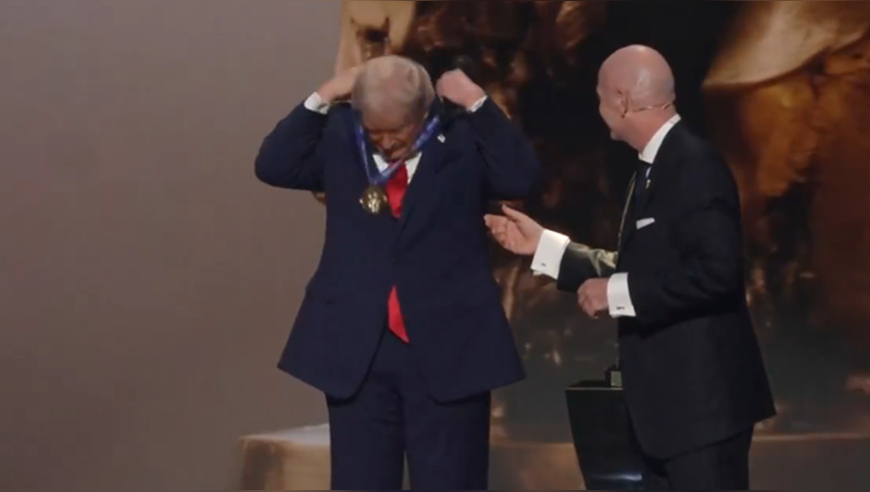 拿来吧你！国际足联颁发的“和平奖”，特朗普直接上手给自己戴上，网友：为了这碟醋包的饺子