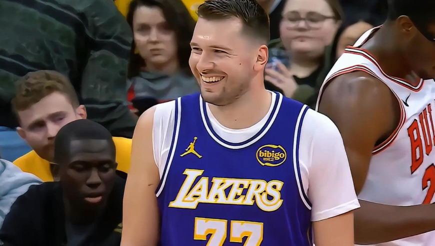 东八联手！东契奇+八村杀穿公牛火力全开三分钟轰15分一波追平公牛