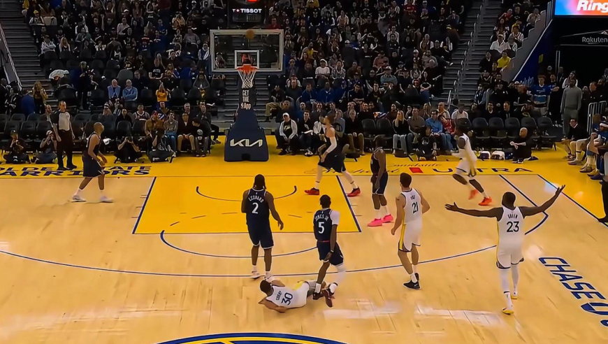 勇三疯来了！库里第三节一分钟连拿7分又助攻队友勇士气势如虹