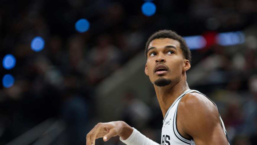 1日NBA官方十佳球：文班亚马反人类暴扣 马特科维奇凶残背扣