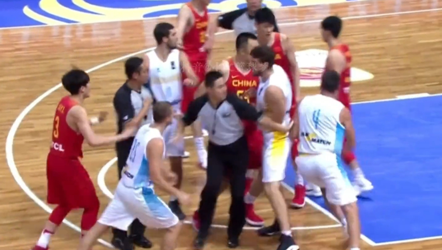 体坛记忆｜中国男篮火爆冲突！十多个安保人员赶来维持秩序