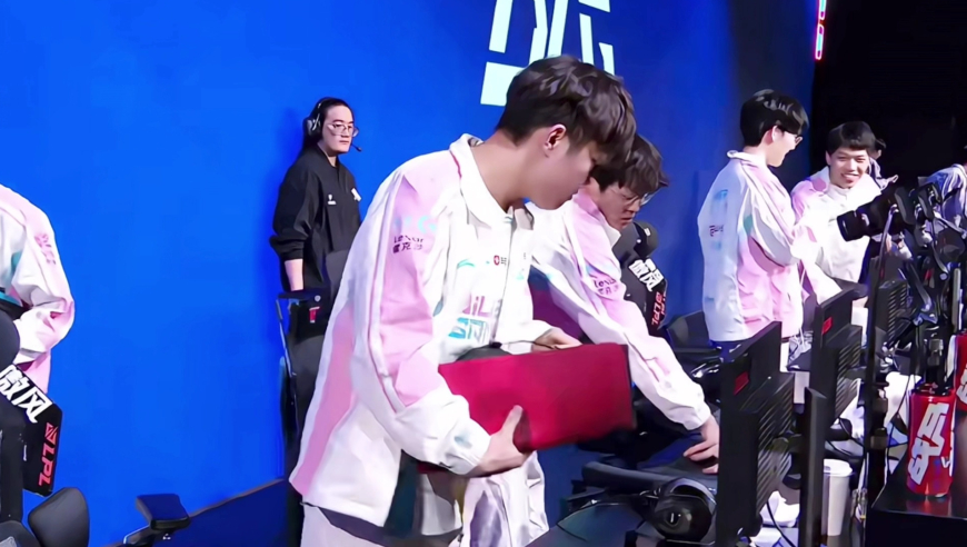 AL落败BLG短板暴露有点难了，朱开力挺BLG把T1叫过来能虐HLE，左手不玩沙皇就是顶级水准！