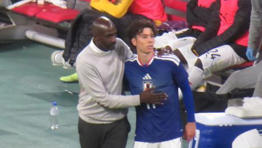 日本补时两球领先仍不遗余力奔跑疯抢，田中碧误伤对手骨折下场后第一时间致歉