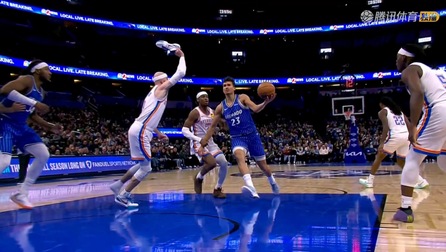 裁判都笑疯了！卡鲁索掉鞋后拿着球鞋去封盖对手被吹技术犯规