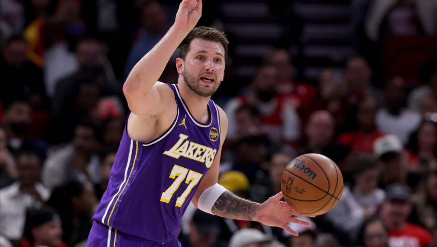 统治比赛！东契奇决胜时刻连进三分打崩火箭 与里夫斯疯狂庆祝