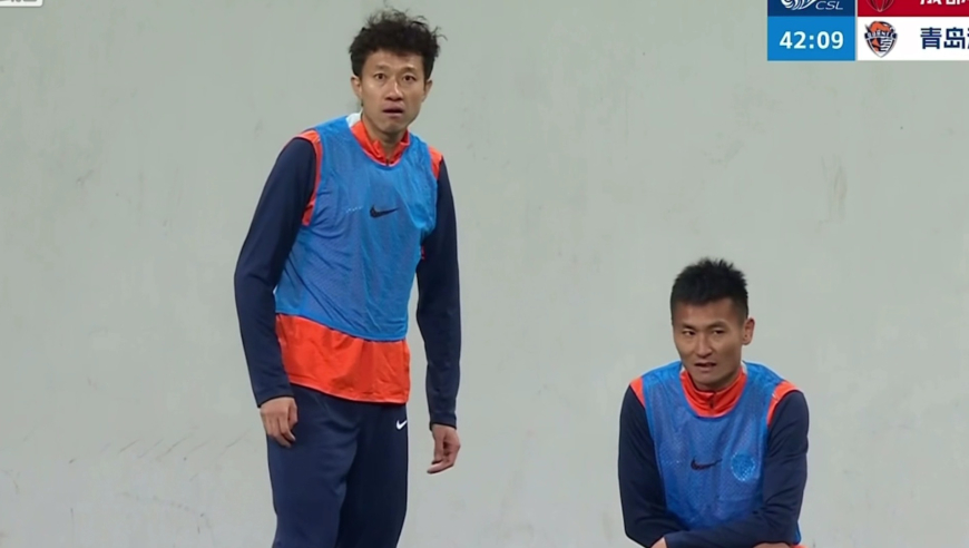 韦世豪争议犯规！挥肘把海牛外援鼻子打出血，后者痛苦倒地