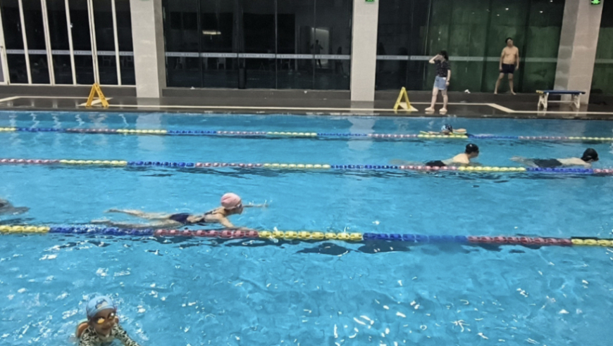 35岁羽毛球运动员溺亡！2名救生员就在旁边站着看，30分钟才捞人