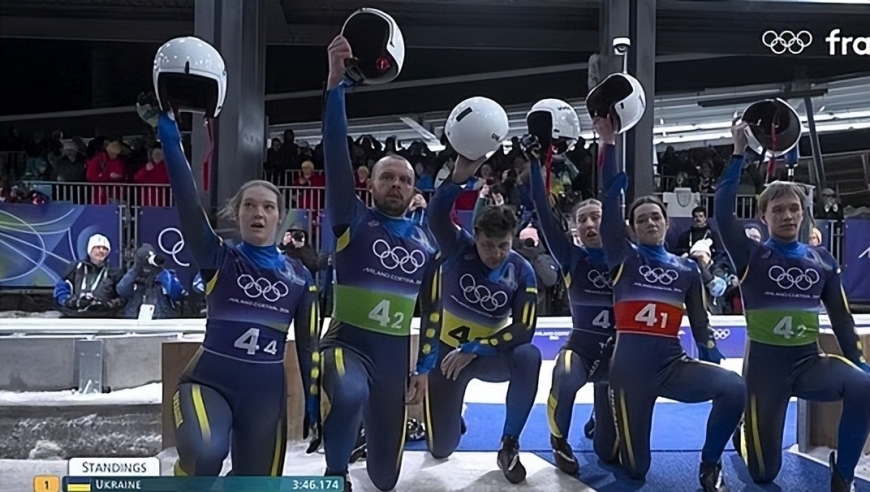 考文垂为乌克兰选手落泪！拉脱维亚全队高举头盔高喊：乌克兰万岁